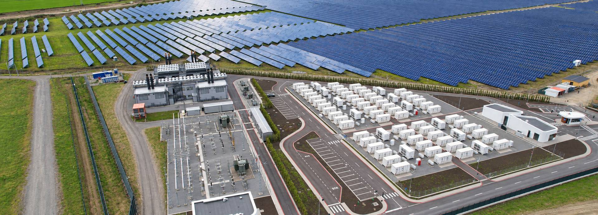 Vedere aeriană asupra unui parc fotovoltaic cu stație de stocare și centrală